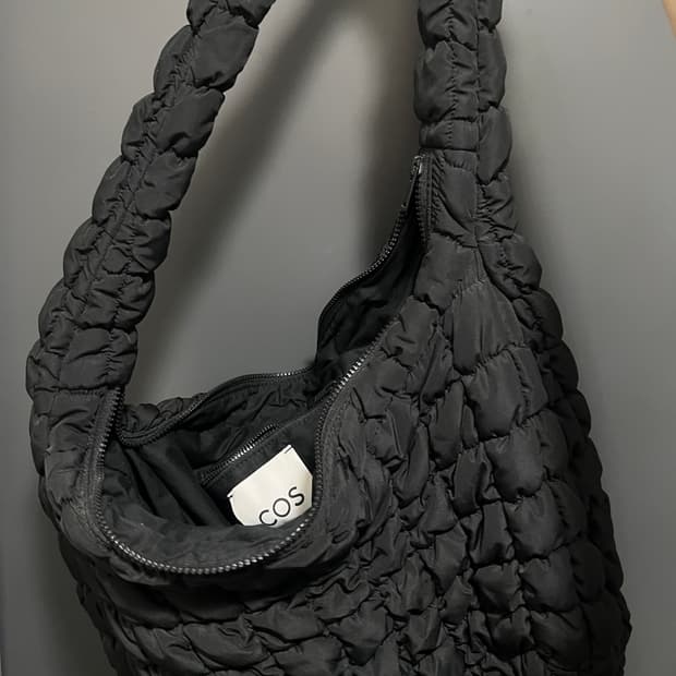 코스 퀼티드 오버사이즈 숄더백 블랙