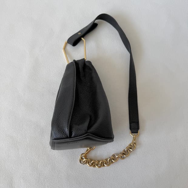 루에브르(LOEUVRE) 레더 숄더백