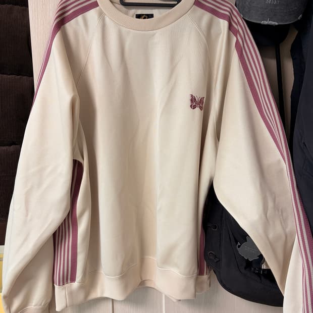 니들스 트랙 크루넥 맨투맨 아이보리