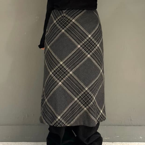 Diagonal check pattern wool long skirt