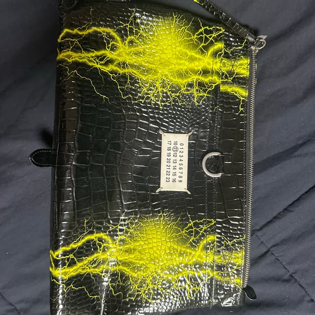 메종 마르지엘라 블랙 파이톤 클러치백