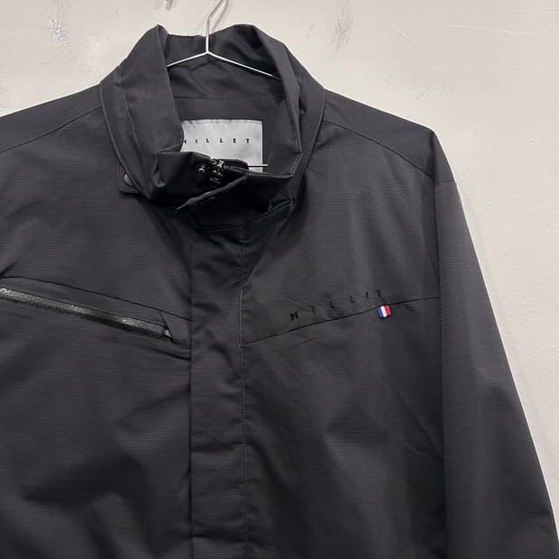 밀레 글로시 절개 포켓 나일론 하이넥 바람막이