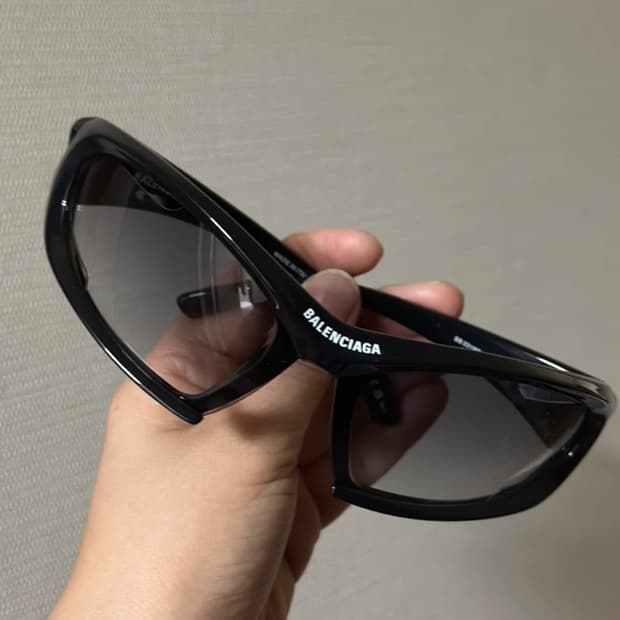 발렌시아가 BB0318S 001 BLACK 선글라스