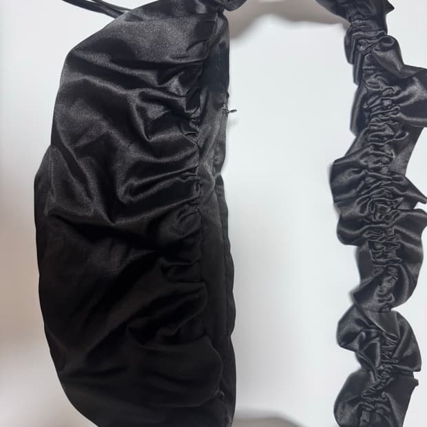 검정 셔링 숄더백