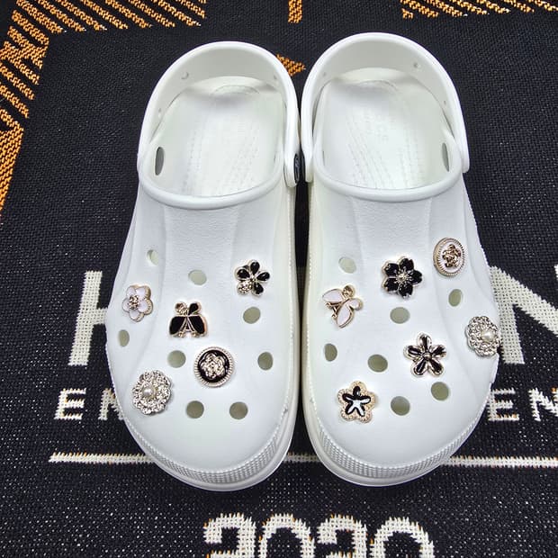 크록스 화이트 지비츠 장식 슬리퍼 (1874)