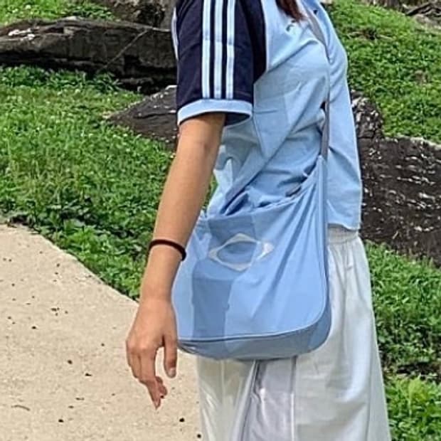 미스치프 롬버스 라이트웨이트 크로스백 그레이시 블루 