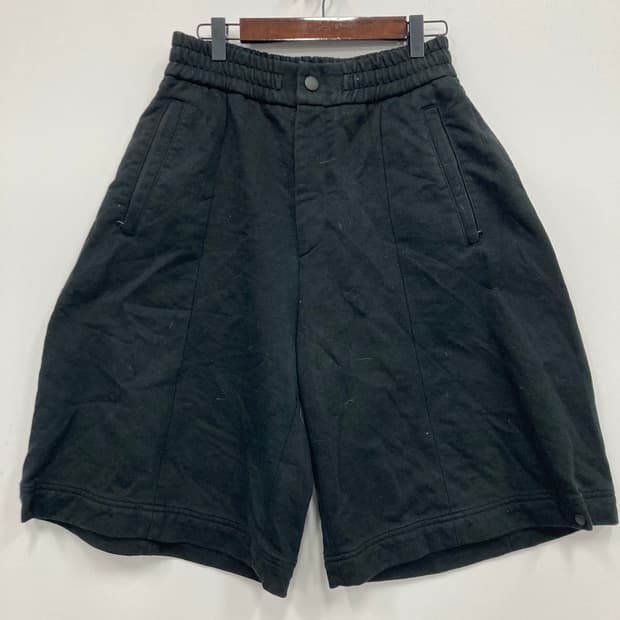 솔리드 핀턱 버뮤다 팬츠