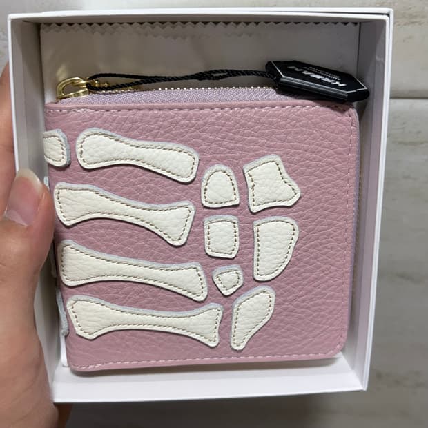 캐피탈 떰즈 업 본 핸드 집 월렛 핑크