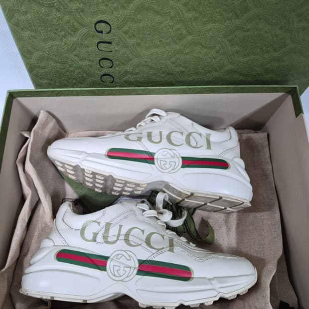 구찌 라이톤 레더 스니커즈  띠 로고 풀박 여성 245