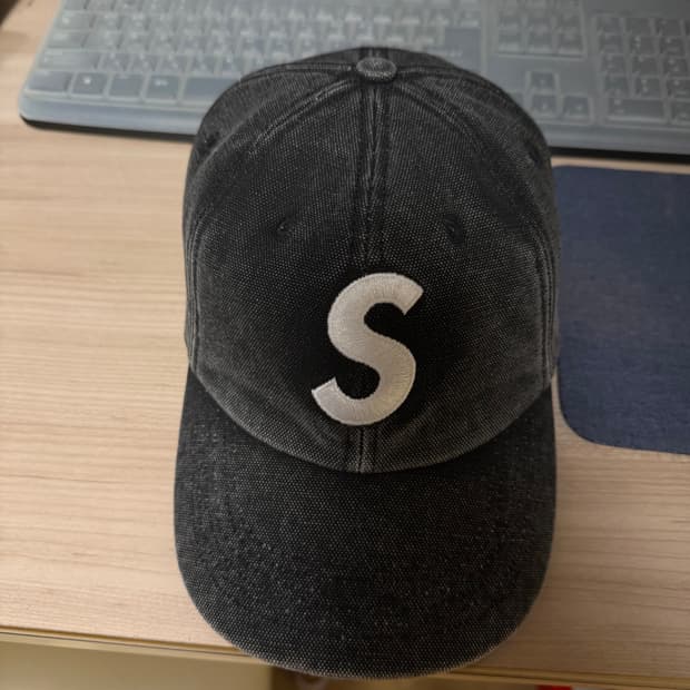 슈프림24fw 피그먼트 S 로고 6패널 블랙