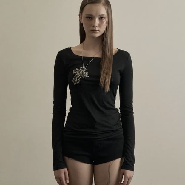 일리오 Black leopard cross necklace top