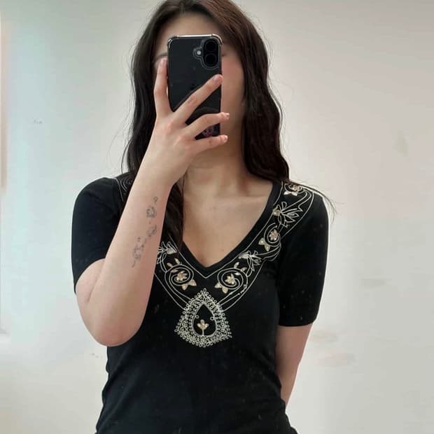 자수넥라인반팔티