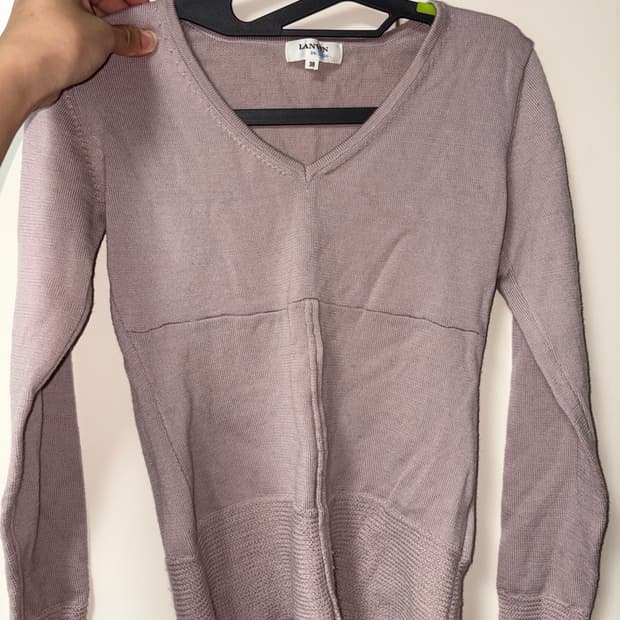 랑방 온 블루 애쉬핑크 색상 브이넥 니트