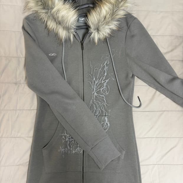 허그유어스킨 퍼 후드 타투 레터링 원피스