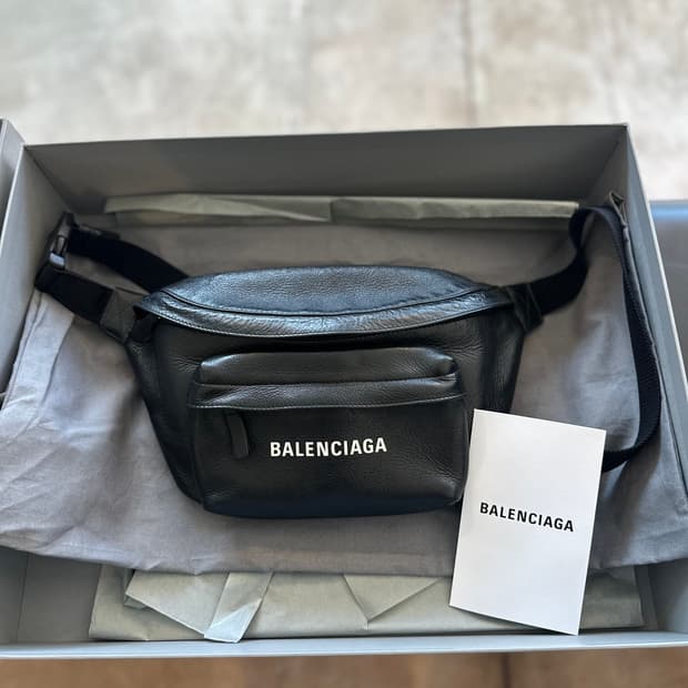 발렌시아가 에브리데이 카프스킨 벨트백