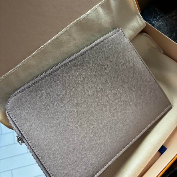 루이비통 포셰트 주르 토프 그레이 클러치백