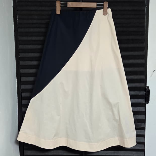 [코스] 언밸런스 컬러블록 코튼 A라인 미디 스커트 | 00106