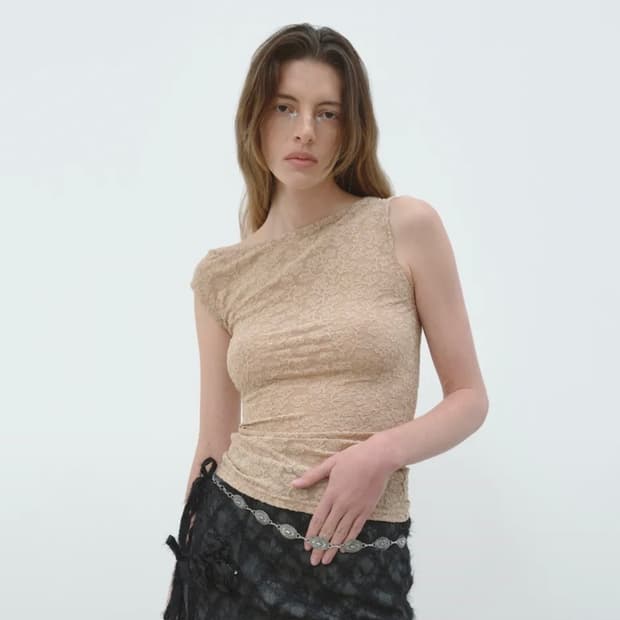 아옵트 FLORAL UNBALANCE SLEEVELESS TOP
