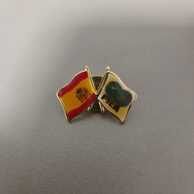 FILA 스페인 글로브 플래그 뱃지