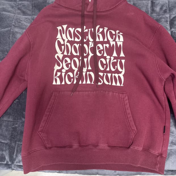 버건디 색 후드티