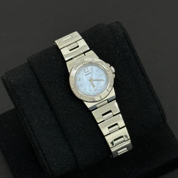 세이코 루키아 자개 다이얼 쿼츠 시계