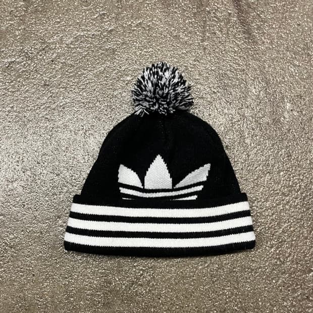 아디다스 빅 로고 방울 비니