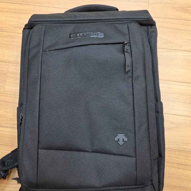 데상트 블랙 백팩 S0123HBP10 모델입니다. 100% 폴리에스터 소