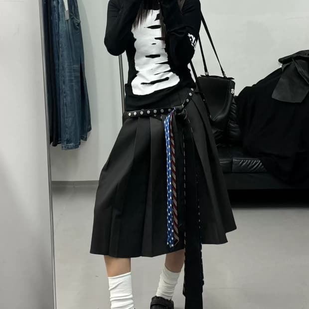 그래피티 슬림핏 오프숄더 긴팔 티셔츠