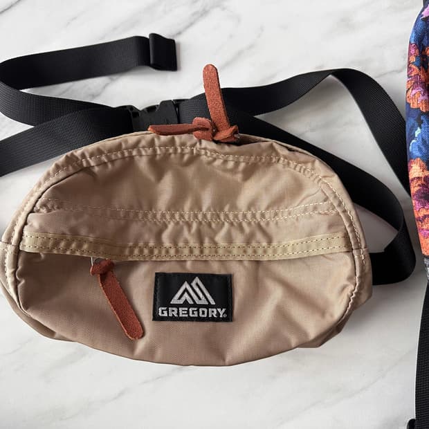 그레고리 힙색 티니 테일 메이트 (샌드)