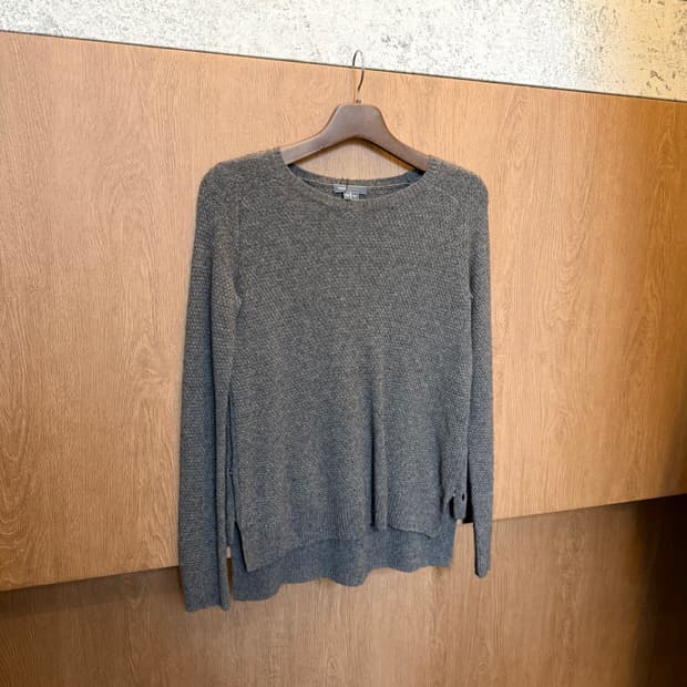 빈스 라운드넥 긴팔 니트 사이드 버튼업 디테일 레귤러핏 브라운