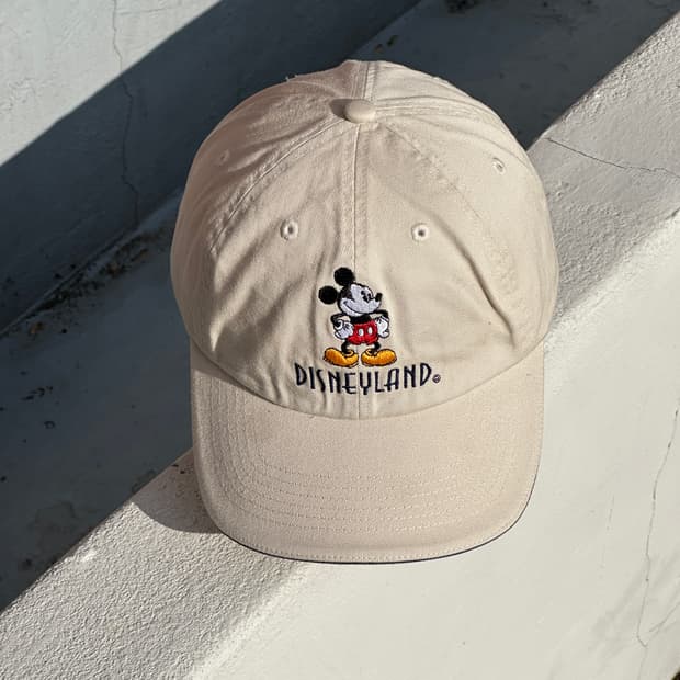 [M] 디즈니랜드 미키마우스 로고 베이지 볼캡 모자