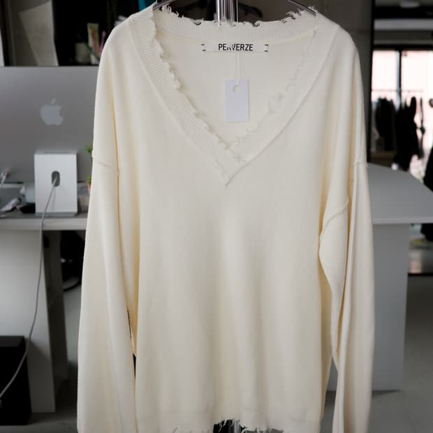 Perverze 퍼버즈  브이넥 데미지 니트