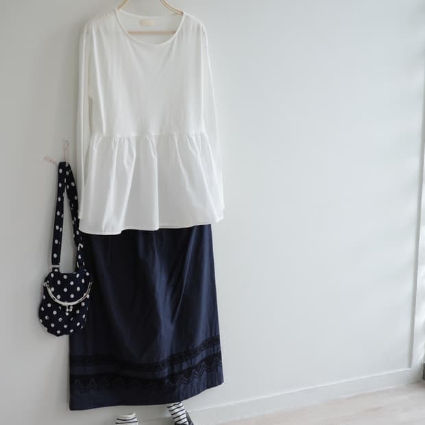 
• 네이비 자수 롱 스커트