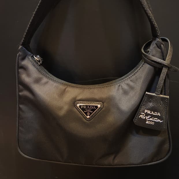 프라다 리에디션 2000 블랙 호보백