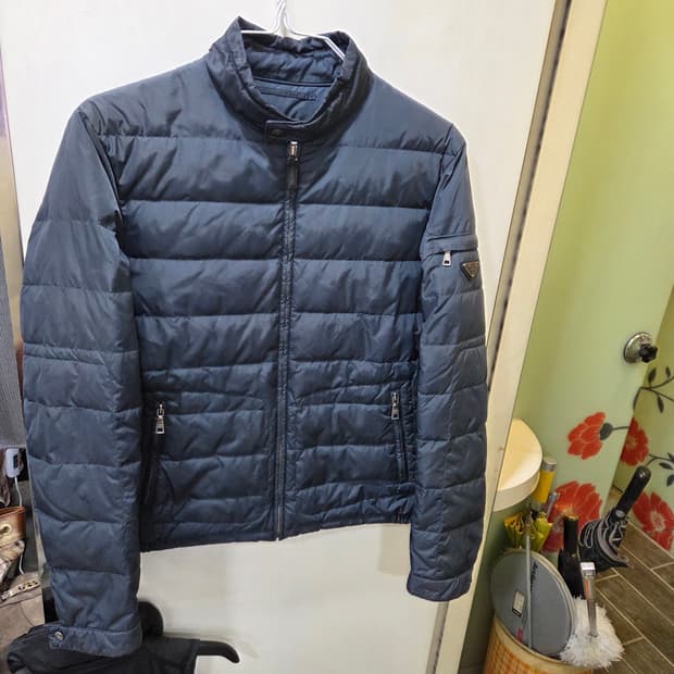 프라다 트라이앵글 경량 구스 패딩