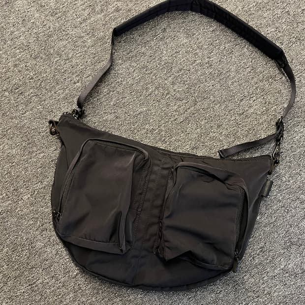 아미아칼바 개버딘 바디백 블랙 