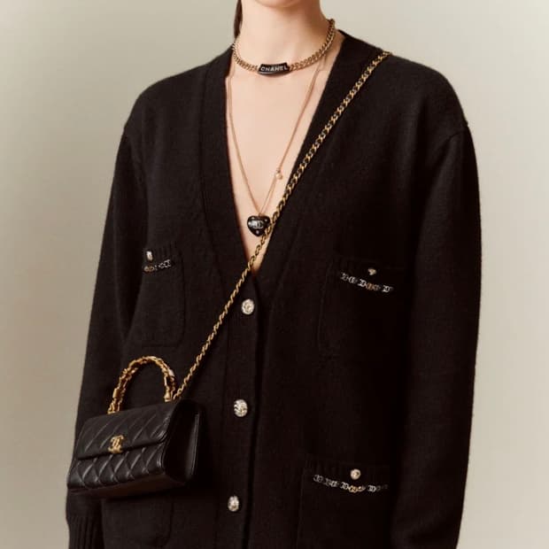 CHANEL 샤넬 체인 플랩 폰 홀더 블랙