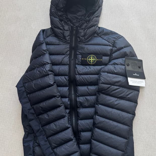 스톤 아일랜드 룸 우븐 체임버스 나일론 다운 네이비