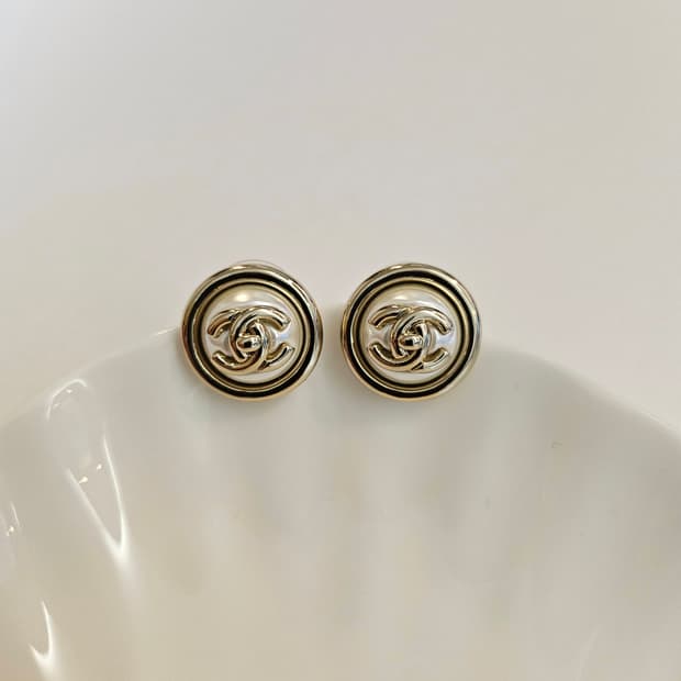 샤넬 CC 턴락 단추진주 금장 귀걸이 업사이클링