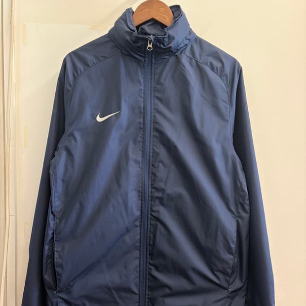 N7. 나이키 바람막이 