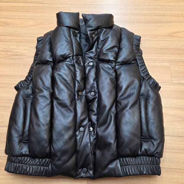 ROBO 브랜드의 검정색 레더 패딩 조끼입니다. 겉은 가죽, 안감은 패딩