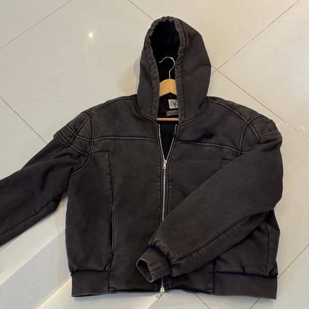 에모스탠스클럽 숄더 후드집업