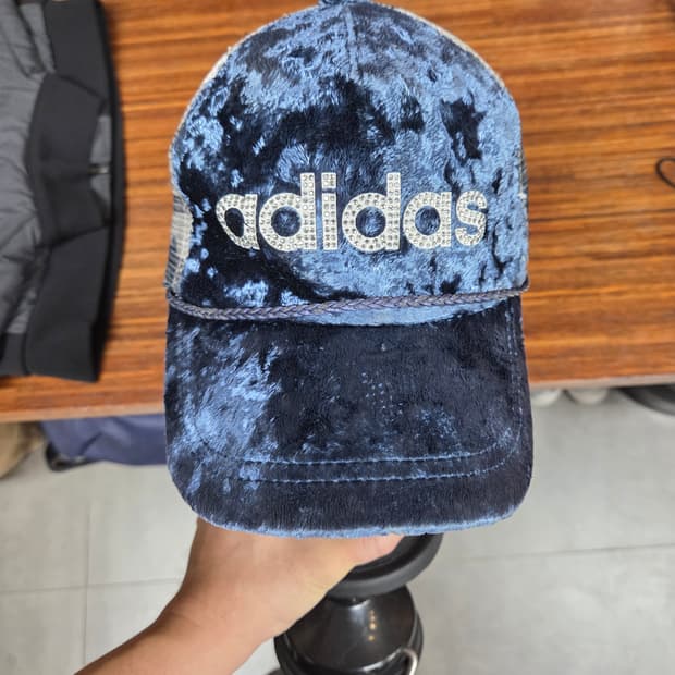 아디다스 올드스쿨 빈티지 벨루어 카모메쉬 큐빅로고 모자 프리