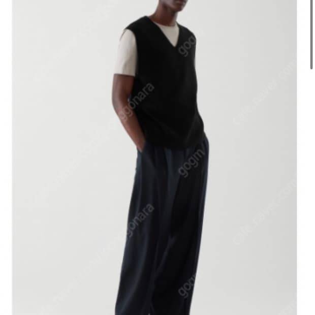 COS 울 클린 컷 브이넥 베스트