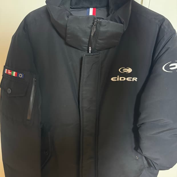 아이더 검정색패딩이고 갈색퍼 모자 따로 있습니다 