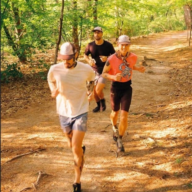 알렉스 조노 x 우즈 뉴 패스 어웨이트 트러커 햇 베이지