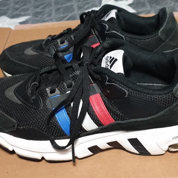 아디다스 이큅먼트 런닝화 횐파빨 (235)