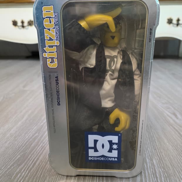 DCSHOECOUSA Citizen Yellow Head Figure