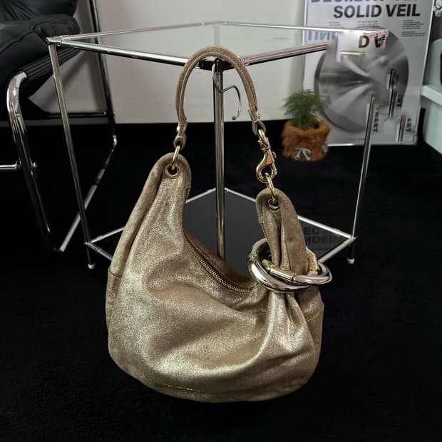 지미추 메탈릭 베이지 스웨이드 솔라 호보백