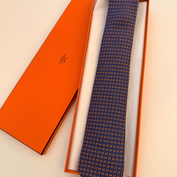 애르메스(HERMES) 파코네 H 타이(Faconnee H tie) 